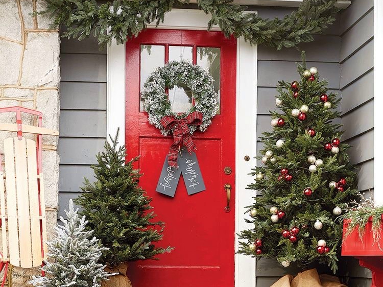 10 Stunning Farmhouse Christmas Porch Ideas - DIY Darlin'