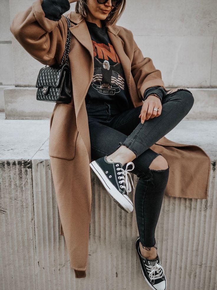 girl wearing converse in Fall