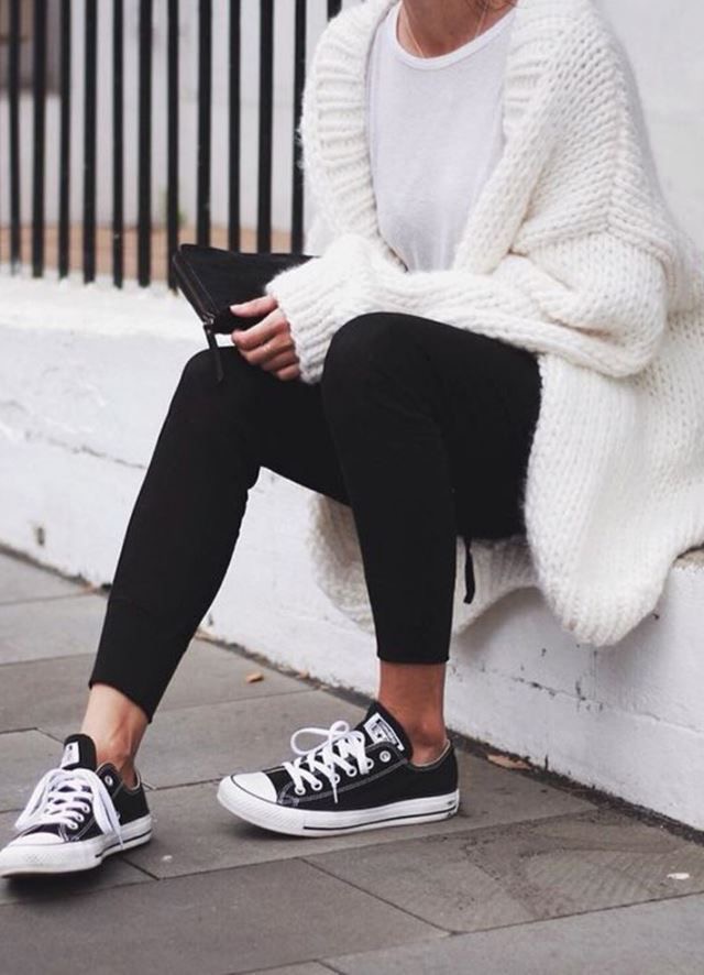 girl wearing converse in Fall