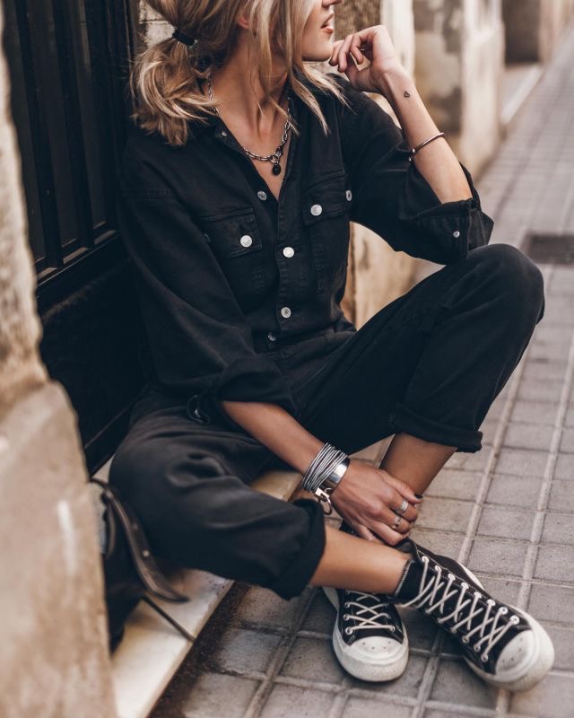 girl wearing converse in Fall