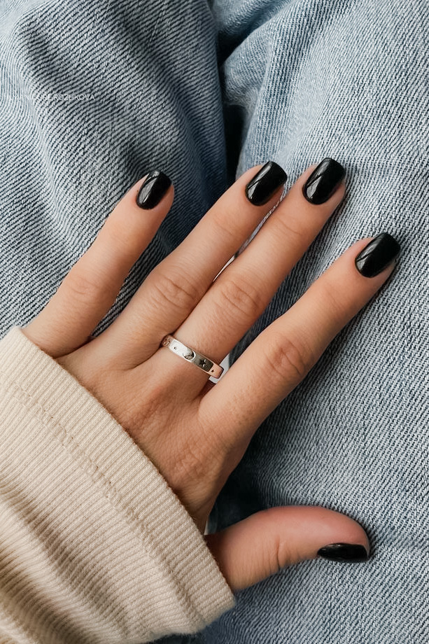 woman with short black nails for fall