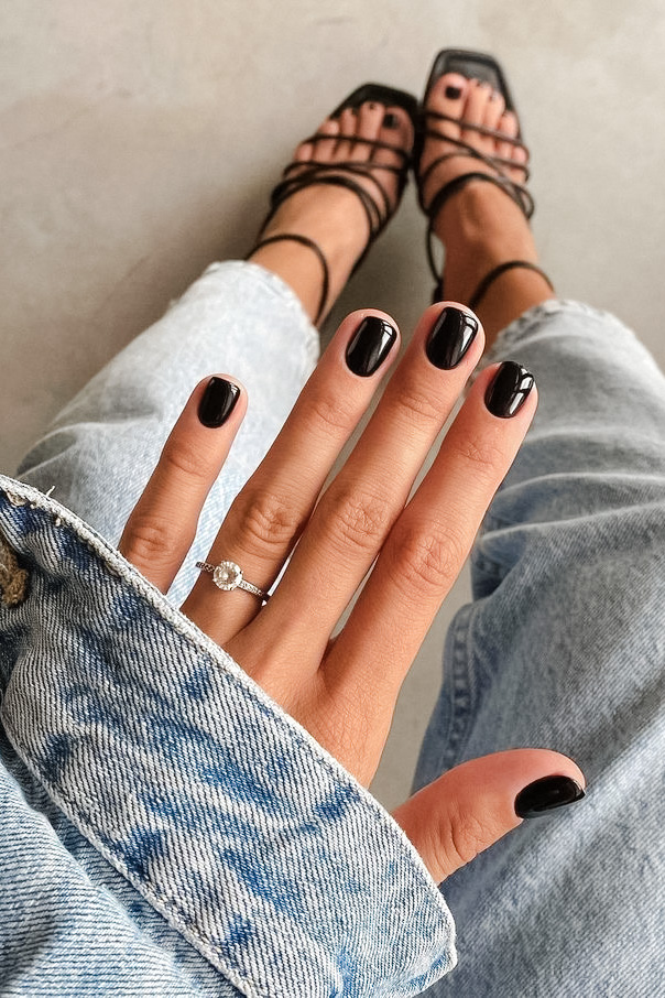 woman with short black nails for fall