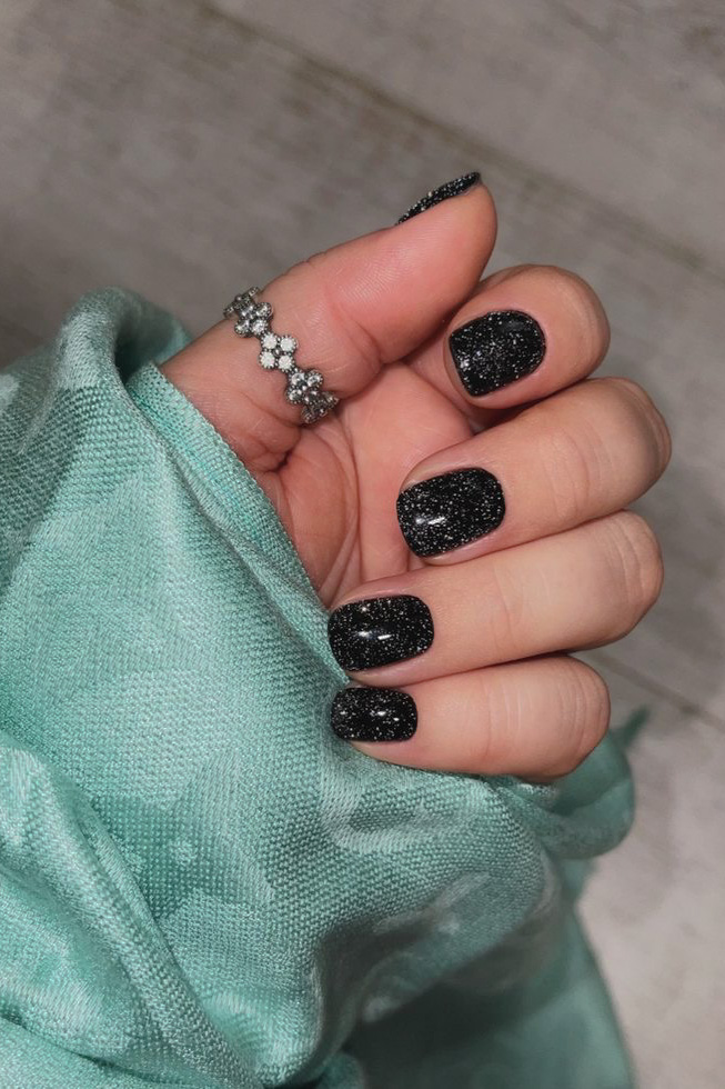 woman with short black nails for fall