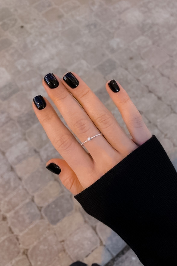 woman with short black nails for fall